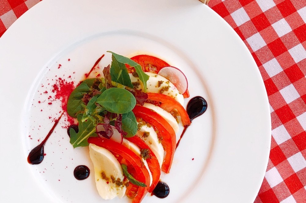 Out of 4 restaurants there is one designated restaurant the GIC participants only. Buffet with international & Greek cuisine. Bars: Pool bar, beach bar, and lobby bar.